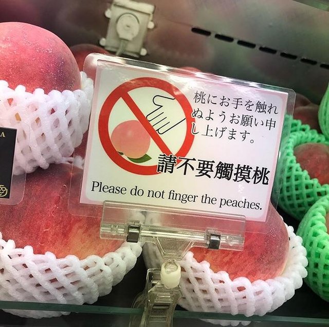 Pros&iacute;me, neprstujte broskve.